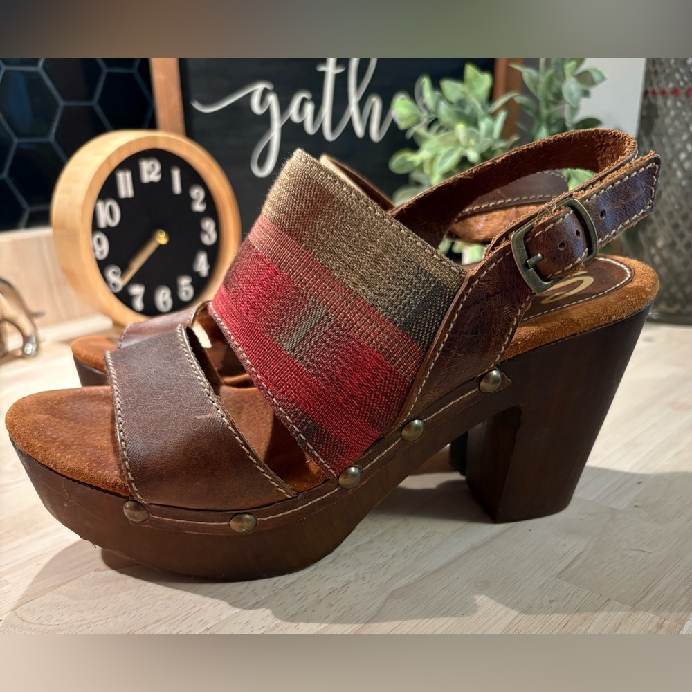 Sbicca Brown and Red Platform Sandals with Chunky Heel
